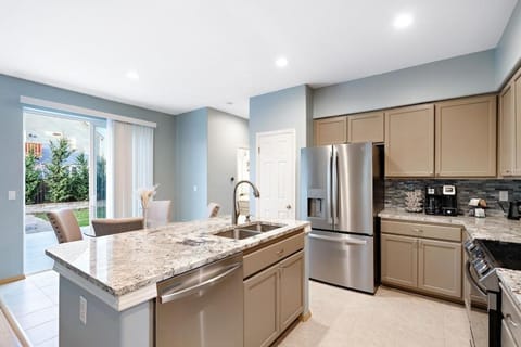 The Place To Be; With A Hot Tub! House in Happy Valley