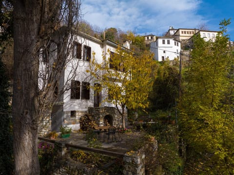 Property building, Patio, Natural landscape, Garden view, Inner courtyard view