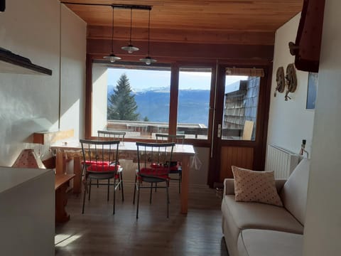 Living room, Mountain view