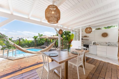 Shower, Golfcourse, Beach, Swimming pool, Parking, dishwasher, locker, washing machine