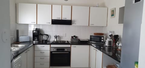 Coffee/tea facilities, Kitchen or kitchenette, dishwasher, oven, stove, toaster