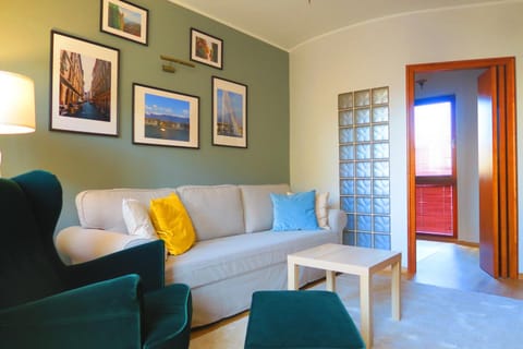 Communal lounge/ TV room, Living room, Seating area