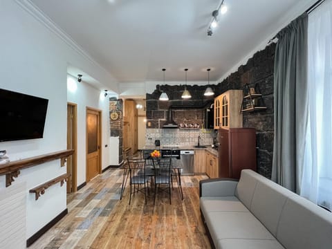 Communal lounge/ TV room, TV and multimedia, Kitchen or kitchenette, Living room, Seating area, Dining area