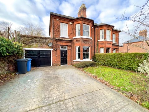 Property building, Facade/entrance, Day, Garden, Garden view, Parking