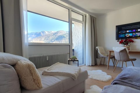 TV and multimedia, Living room, Seating area, Mountain view