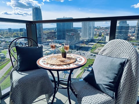 View (from property/room), Balcony/Terrace, City view, Mountain view, River view