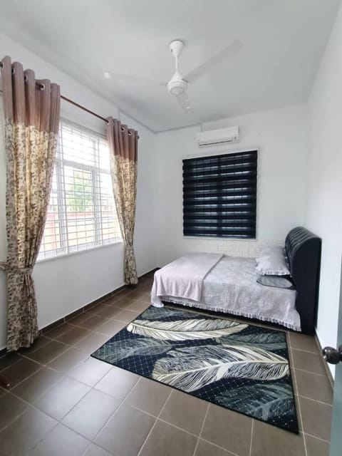 Bedroom, fireplace, air conditioner