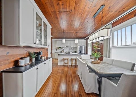 Kitchen or kitchenette, Dining area, minibar, pet friendly, stove