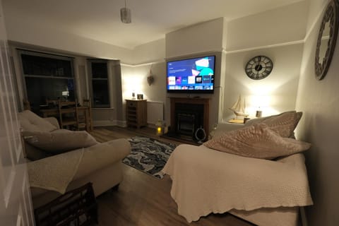 TV and multimedia, Living room, Photo of the whole room, Seating area, Evening entertainment