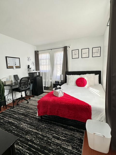 Bed, Photo of the whole room, Seating area, Bedroom, towels