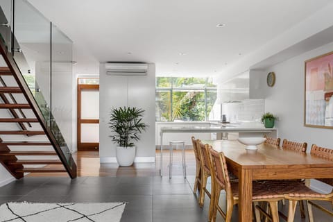 Kitchen or kitchenette, Dining area, air conditioner