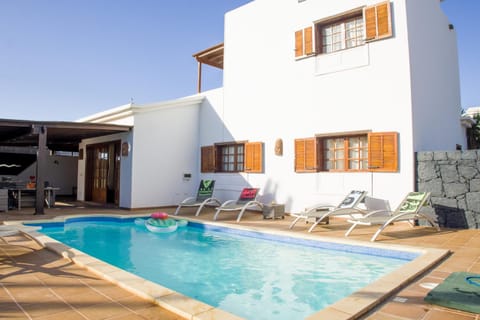 Property building, Patio, Day, Pool view, Swimming pool, sunbed