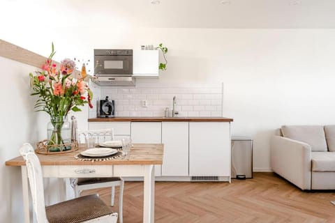 Kitchen or kitchenette, Dining area, minibar