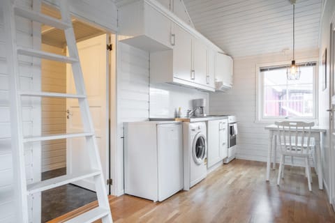 Coffee/tea facilities, Kitchen or kitchenette, Dining area, oven, stove, washing machine, kitchen