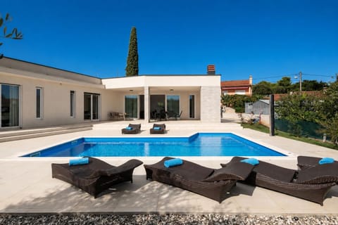 Property building, Patio, Day, Pool view, Swimming pool, sunbed