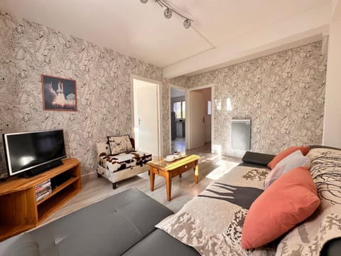 Communal lounge/ TV room, Living room, Seating area