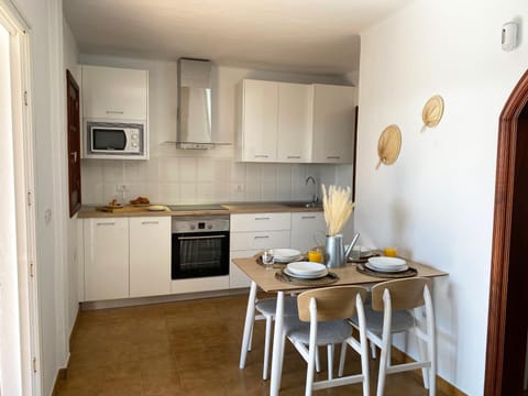 Kitchen or kitchenette, Dining area