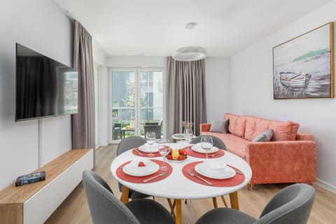 TV and multimedia, Seating area, Dining area