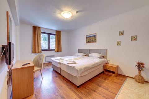 Bed, TV and multimedia, View (from property/room), Photo of the whole room, Bedroom, towels