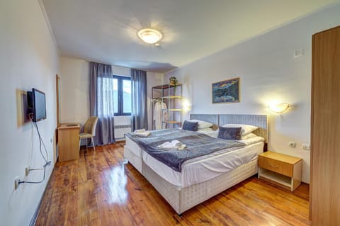 Bed, TV and multimedia, Living room, Photo of the whole room, Seating area, Evening entertainment, Bedroom, towels