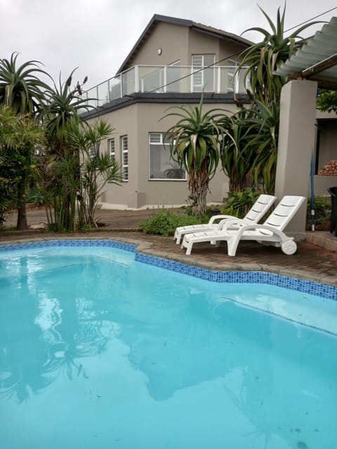 Property building, Garden view, Swimming pool, Swimming pool, sunbed