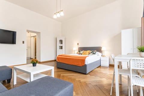 Property building, Bed, TV and multimedia, Seating area, Dining area, Bedroom, wardrobe