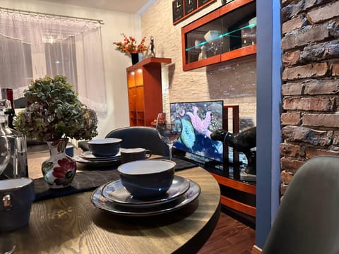 Communal lounge/ TV room, TV and multimedia, Living room, Seating area, Dining area, Evening entertainment