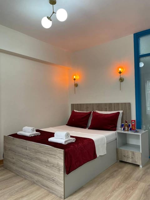 Bed, Bedroom, towels