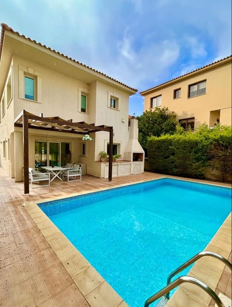 Property building, Patio, Day, Pool view, Swimming pool, sunbed