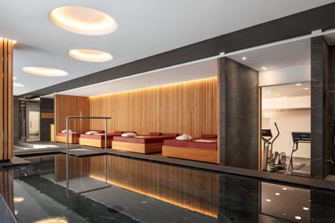 Shower, Hot Tub, Spa and wellness centre/facilities, Fitness centre/facilities, Swimming pool, Public Bath, sunbed, Internal: Not applicable to any particular room