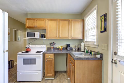 Coffee/tea facilities, microwave, oven, stove, kitchen
