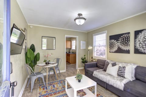 TV and multimedia, Living room, Dining area