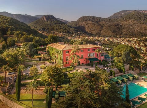 Property building, Nearby landmark, Natural landscape, Bird's eye view, Mountain view