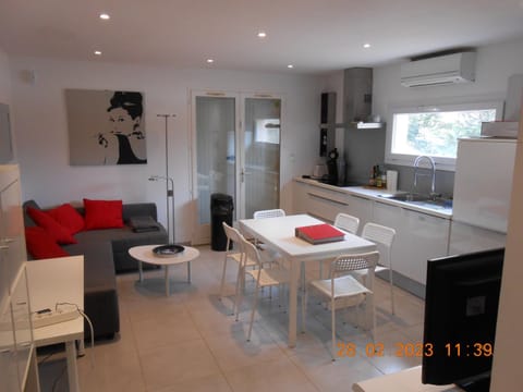 TV and multimedia, Living room, Dining area