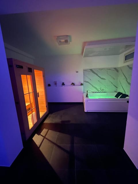 Hot Tub, Sauna