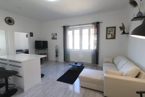 Communal lounge/ TV room, TV and multimedia, Living room, Seating area