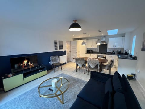 Olea Tree House with Free Parking close to Addenbrooke's Apartment in Cambridge