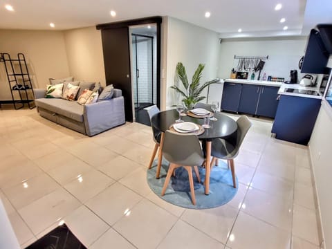 Kitchen or kitchenette, Living room, Seating area, Dining area