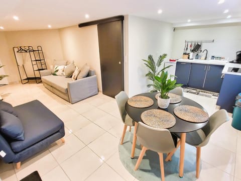 Kitchen or kitchenette, Living room, Seating area, Dining area