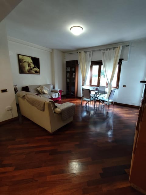 Living room, Photo of the whole room, Seating area