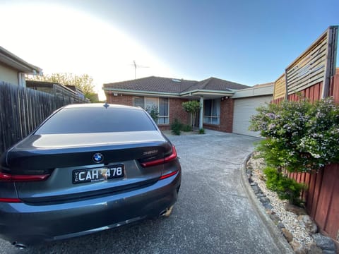 Property building, Day, Garden, Parking