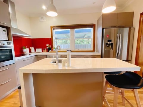 Stunning Hobart 3-bed home- close to shopping centers House in Glenorchy