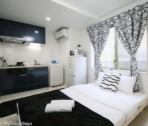 Bed, Kitchen or kitchenette, Photo of the whole room, Bedroom, minibar, stove