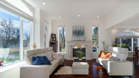 温西区豪华别墅附有按摩浴缸钢琴，接近机场downtown Villa in Vancouver