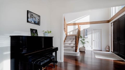 温西区豪华别墅附有按摩浴缸钢琴，接近机场downtown Villa in Vancouver