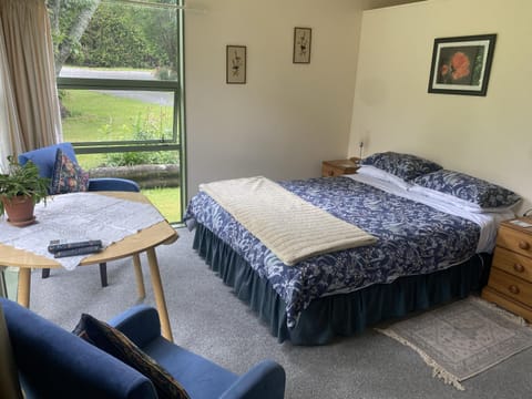 Bed, Photo of the whole room, Seating area