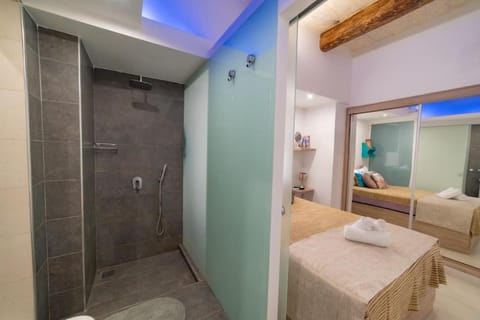 Shower, Bedroom