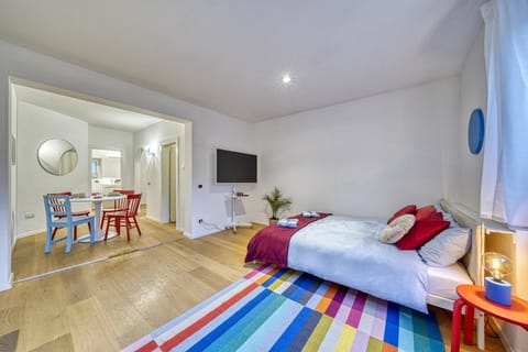 Bed, TV and multimedia, Photo of the whole room, Seating area, Dining area, Bedroom