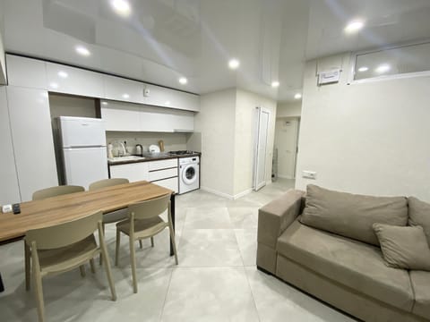 Kitchen or kitchenette, Living room, Seating area, Dining area