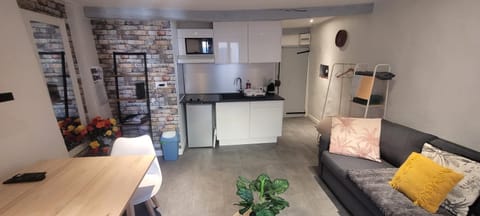 Bed, Kitchen or kitchenette, Dining area